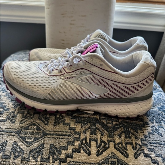 Brooks Shoes - Brooks White‎ and Pink Athletic Shoes with Cushioned Sole